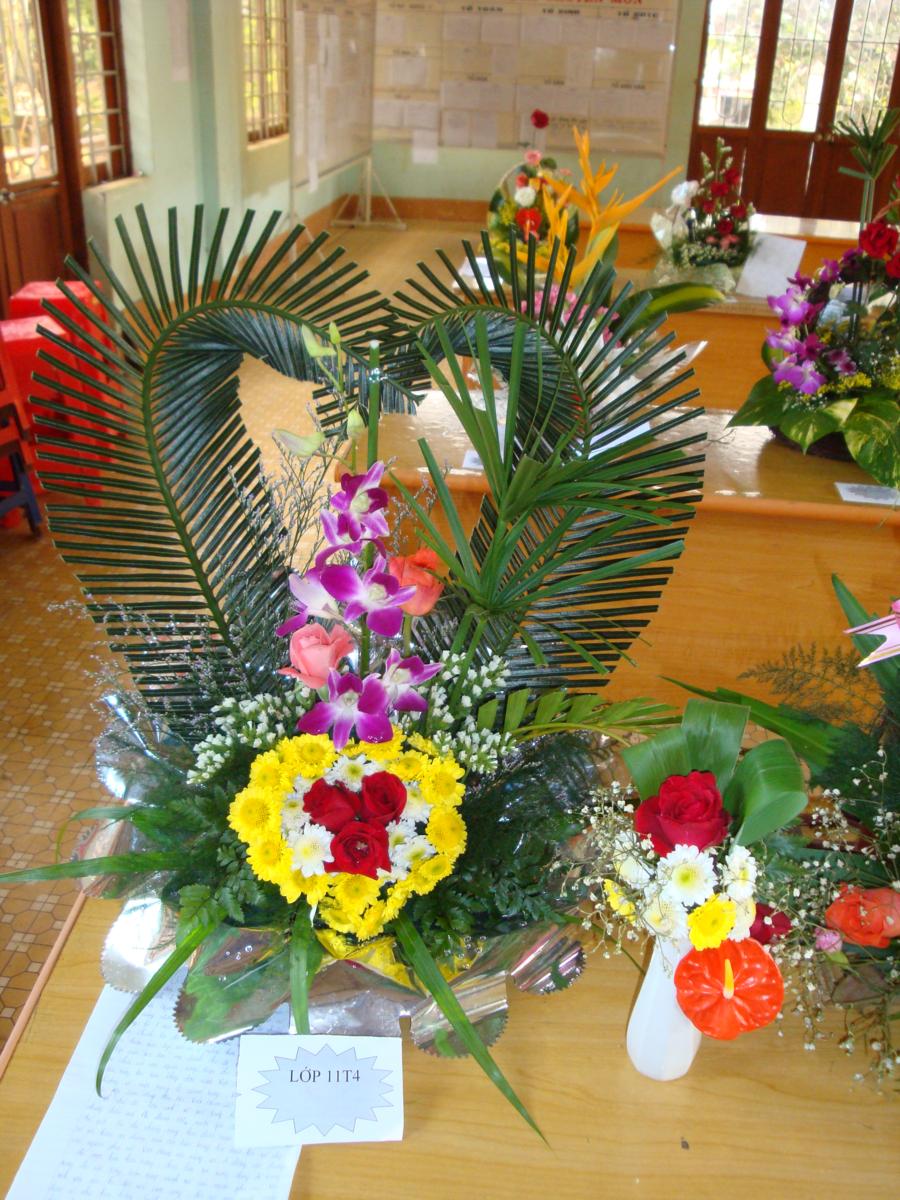 Các hình ảnh của buổi thi cắm hoa chào mừng ngày 20-10-2010 ...