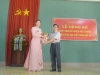 12._Thay Lap (chu tich Cong doan) tang hoa chuc mung - DSC_9839