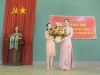 13._Co Anh Ngoc (P.BT Doan) tang hoa chuc mung - DSC_9841