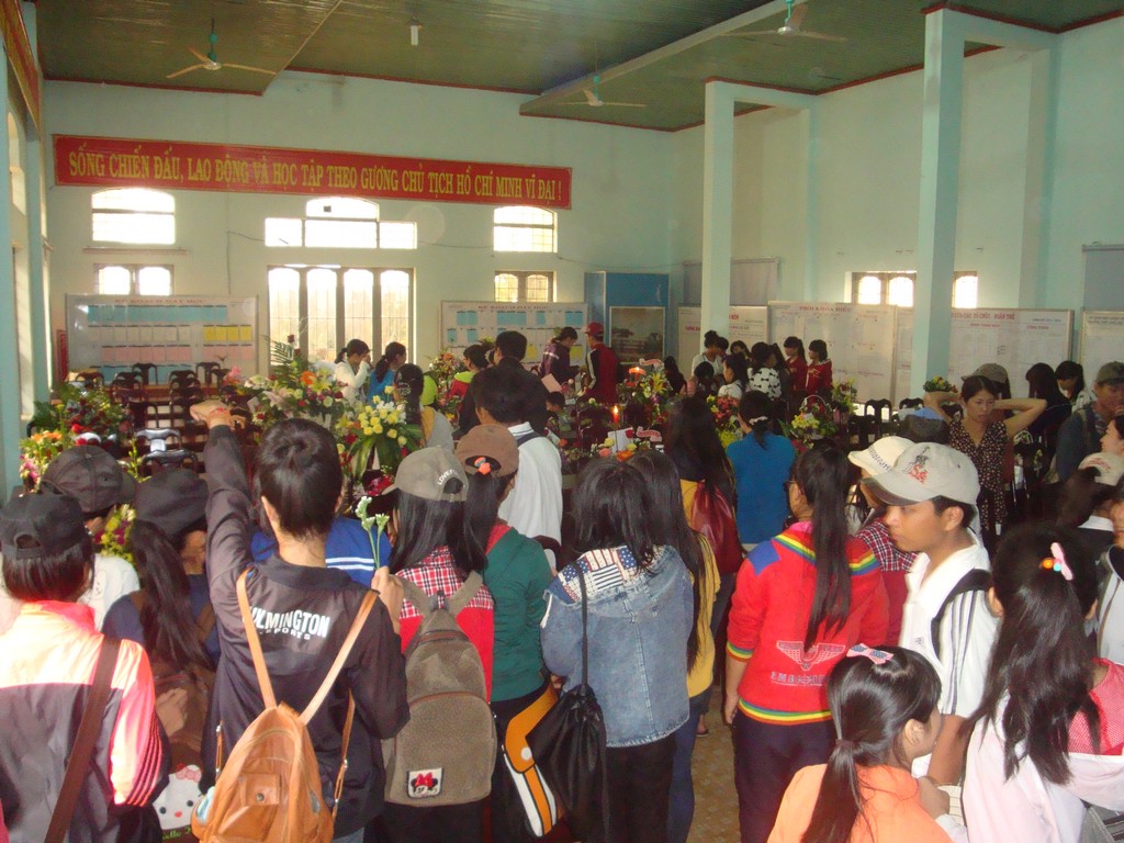 Một vài hình ảnh hoạt động cắm hoa tươi chào mừng ngày thành lập Hội LHPNVN 20-10 (ngày 19/10/2014)