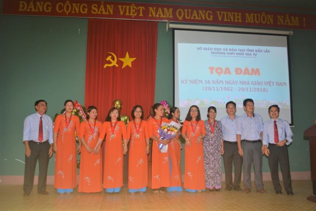 Một số kế hoạch công tác chủ yếu từ tuần 35 đến tuần 37 và lịch kiểm tra HKII năm học 2018-2019 Trao huy chương Hội thao ngành cho các cô trong đội bóng chuyền nữ