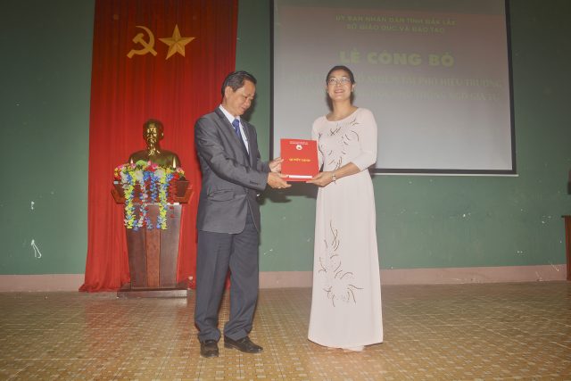 Lễ công bố quyết định bổ nhiệm lại Phó hiệu trưởng trường THPT Ngô Gia Tự Thầy Bùi Hữu Thành Cát trao quyết định