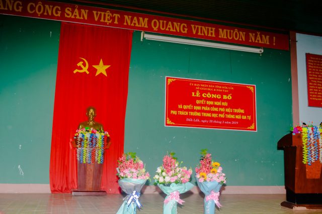 Lễ công bố quyết định thầy Bùi Văn Chương nghỉ hưu theo chế độ và quyết định phân công cô Phạm Thị Dịnh Phó Hiệu trưởng phụ trách trường