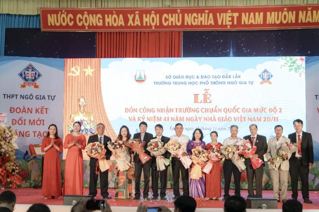 Trường THPT Ngô Gia Tự tổ chức Lễ đón Bằng công nhận trường đạt chuẩn Quốc gia mức độ 2 và kỷ niệm 41 năm ngày Nhà giáo Việt Nam