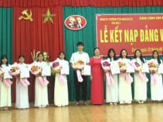 Đảng bộ trường THPT Ngô Gia Tự kết nạp đảng viên cho 9 học sinh ưu tú