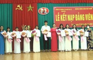 Đảng bộ trường THPT Ngô Gia Tự kết nạp đảng viên cho 9 học sinh ưu tú