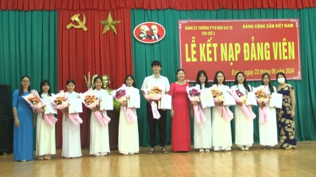 Đảng bộ trường THPT Ngô Gia Tự kết nạp đảng viên cho 9 học sinh ưu tú