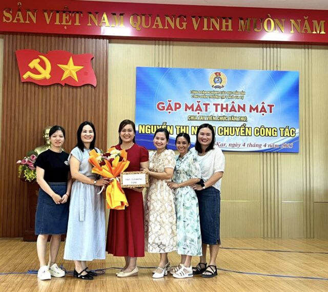 Chia tay cô Nguyễn Thị Nhàn – viên chức văn thư tận tâm và trách nhiệm