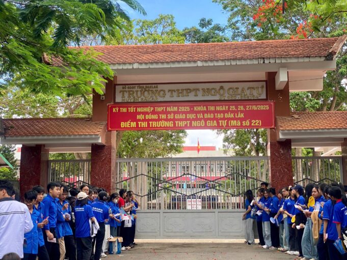 Phổ điểm, tỉ lệ tốt nghiệp và danh sách học sinh đạt điểm cao kỳ thi tốt nghiệp THPT 2025