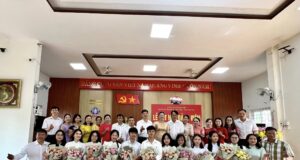 Đảng bộ trường THPT số 1 Ngô Gia Tự tổ chức lễ kết nạp đảng viên mới