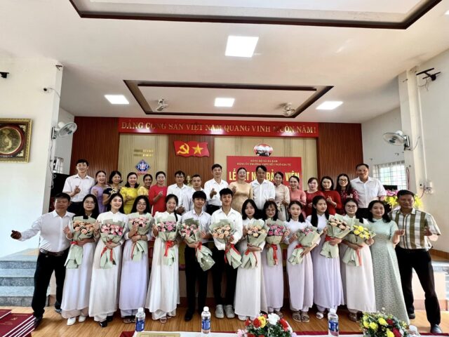 Đảng bộ trường THPT số 1 Ngô Gia Tự tổ chức lễ kết nạp đảng viên mới